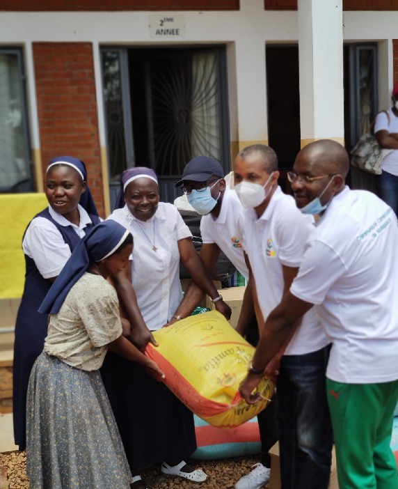 Action caritative de la communauté des camerounais de Madagascar au foyer oliva Uhlrich3